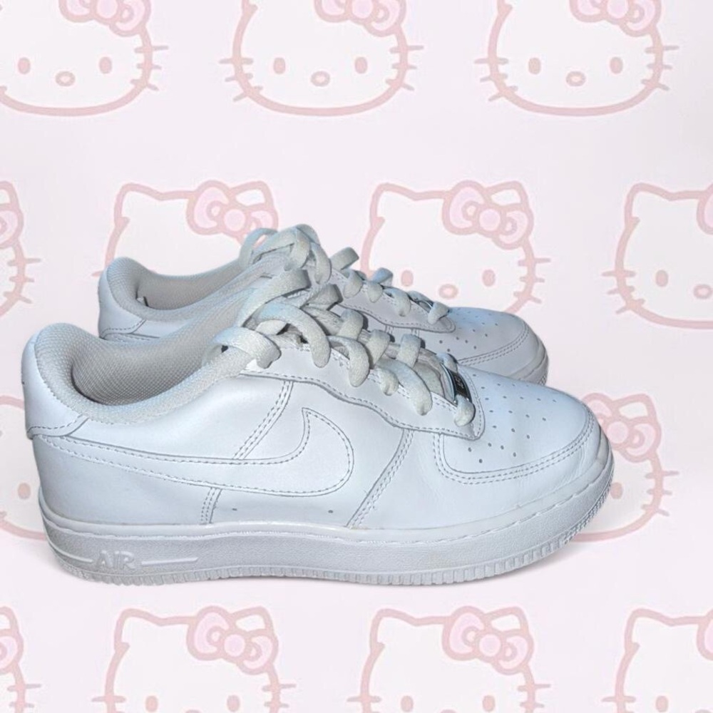 Nike Air Force 1 white trainers
Size 5Y 23.5 cm